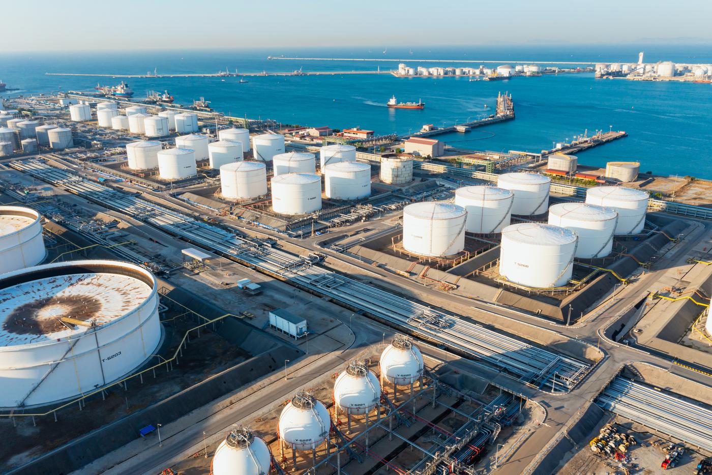 EN 590 diesel supplier — oil terminal with storage tanks and tankers at Global Hubs